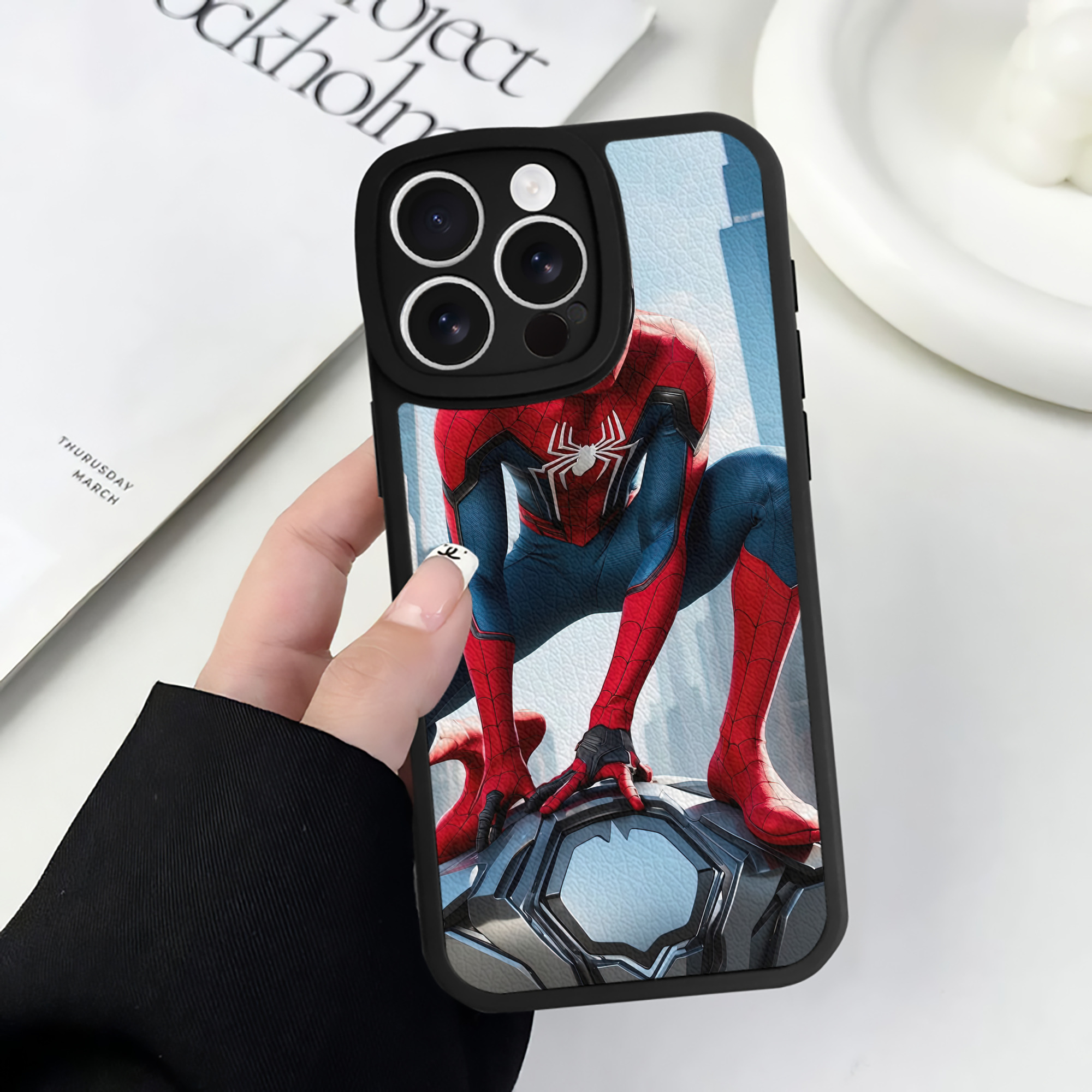 Spider Man スパイダーマン 【iPhone 16シリーズ対応】シリコンスマホケース（レザー調） 材質：シリコン